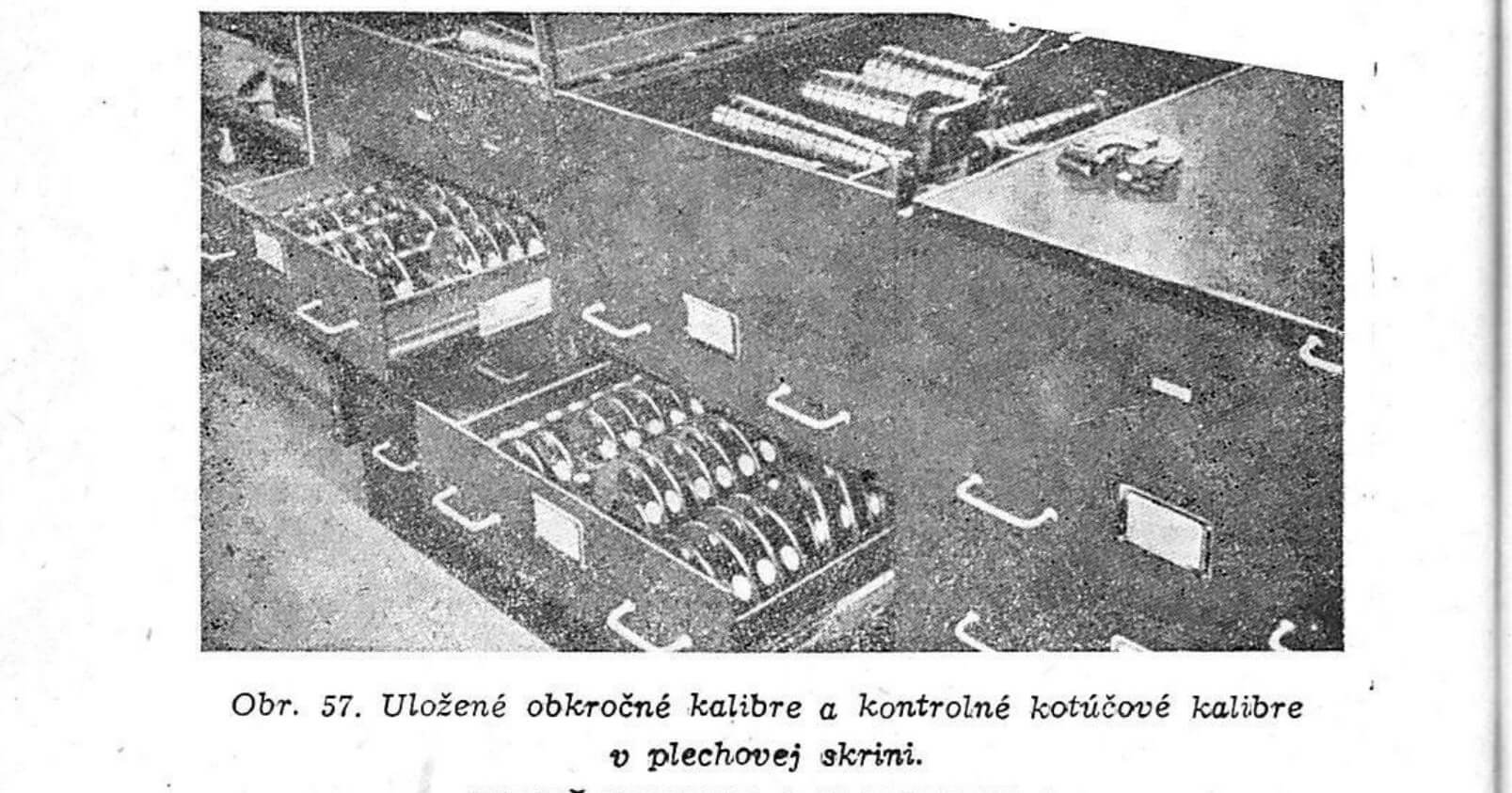 Obr. 57. Uložené obkročné kalibre a kontrolné kotúčové kalibre v plechovej skrini